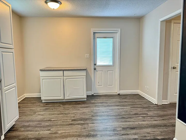 1349 Jenny Ln — Photo 10