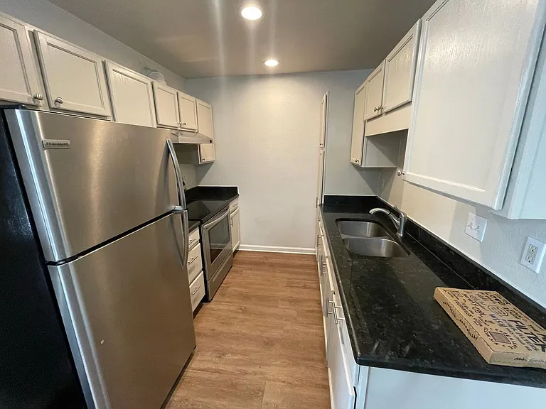 215 Eleanor Ave — Photo 5