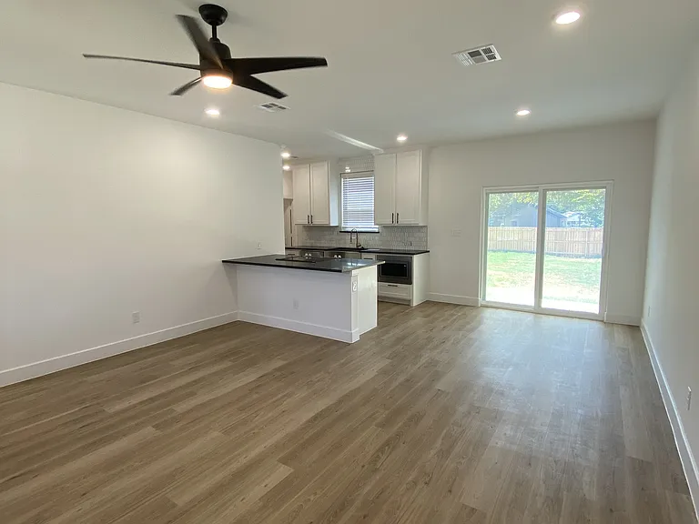 622 W Florence St — Photo 2