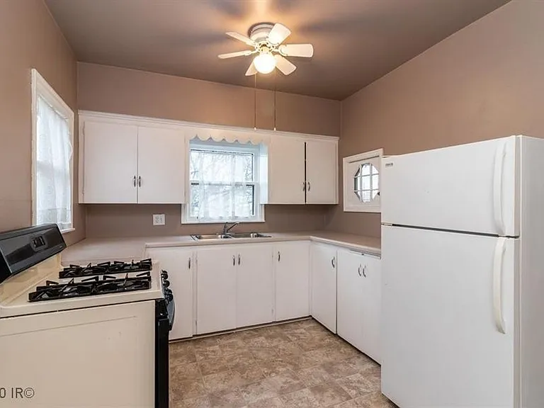 1011 Evelyn St — Photo 6