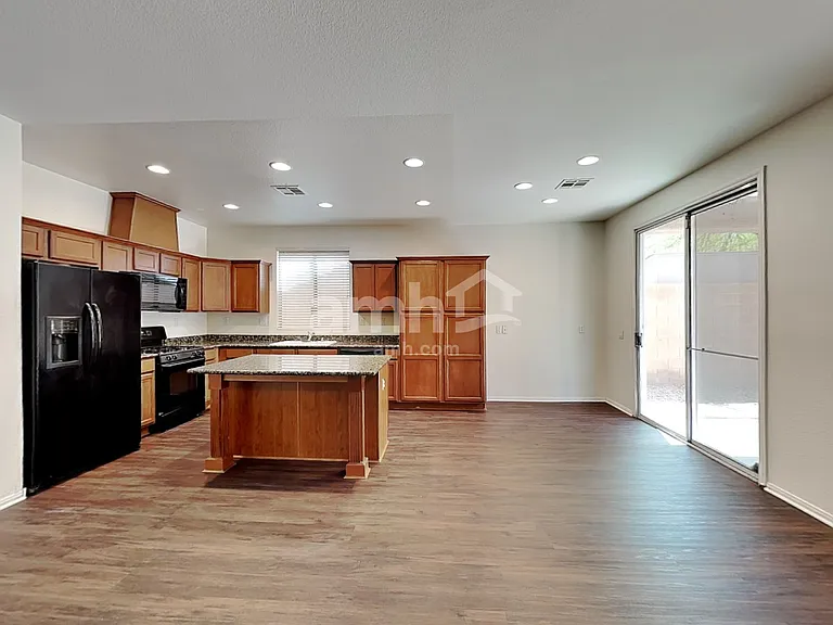1006 Lone Pine River Ave — Photo 3