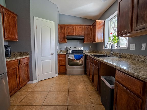 4th image of 431 E Crescent Ave