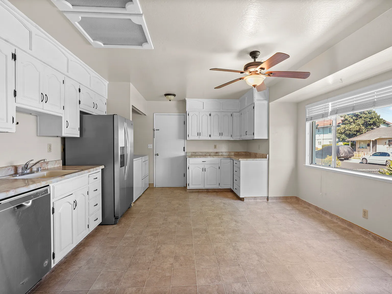 3 bed, 2.0 bath, 1252 sqft, $4,500 — Photo 3