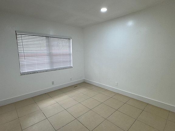 4th image of 2333 SW 17th Ave #3