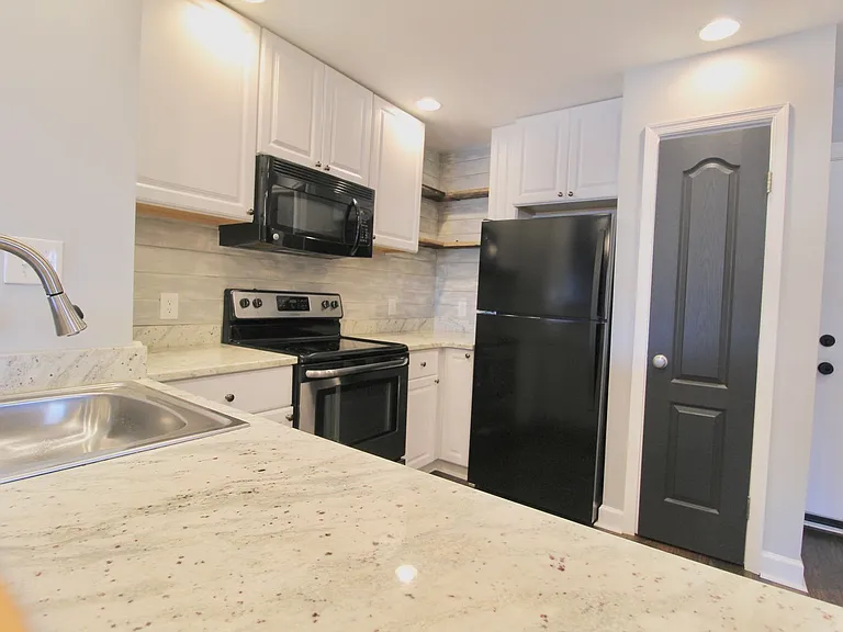 1340F Hunters Rd — Photo 10