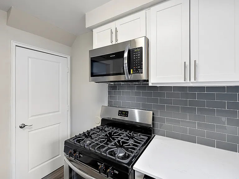Oak Park Manor Apartments & Townhomes — Photo 3