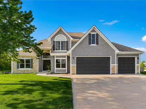 1228 S 13th St, Louisburg, KS 66053