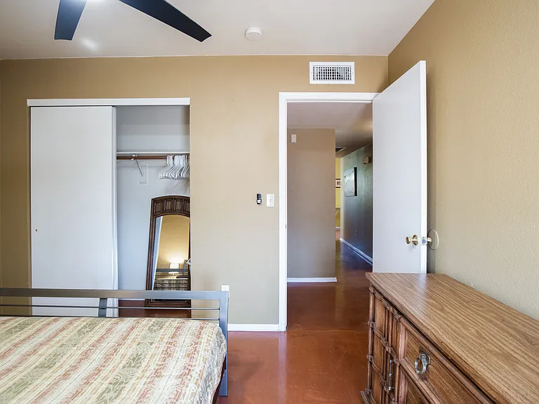 1327 E Pierce St — Photo 12