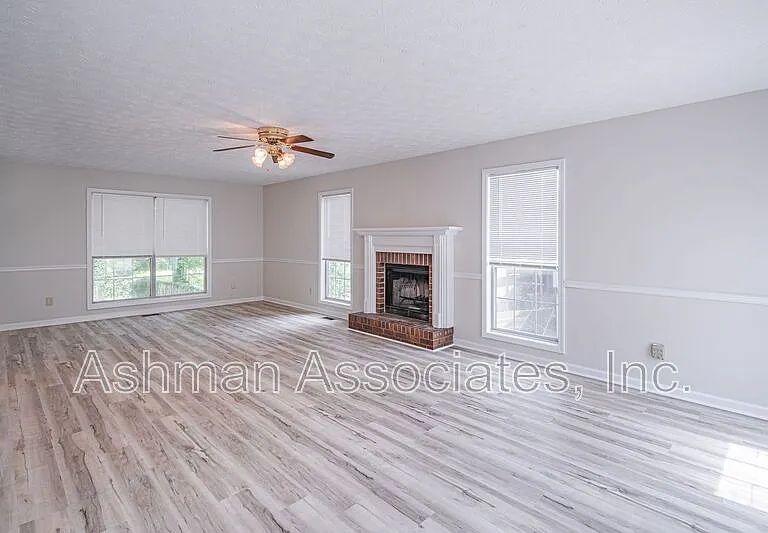 2402 Betsy Ct SW — Photo 10
