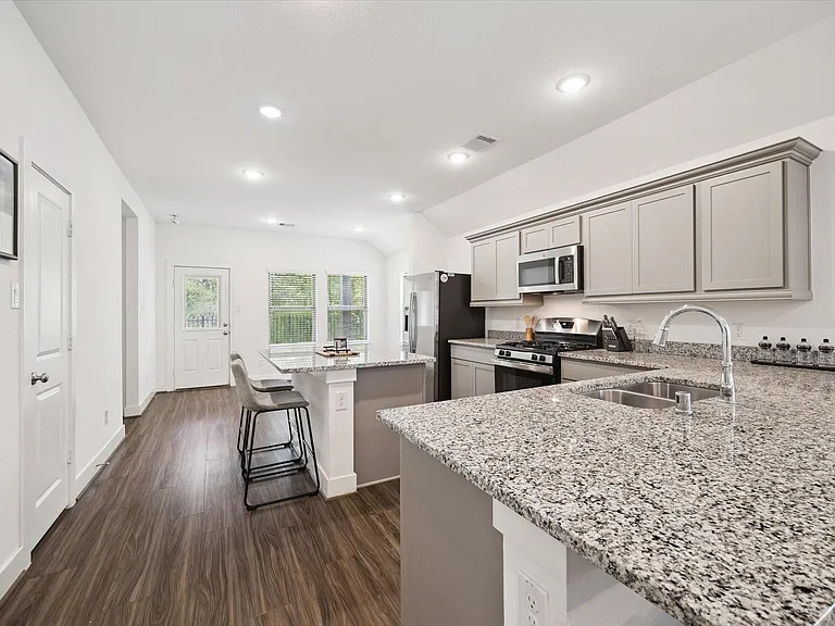 1600 Portia Ln — Photo 5
