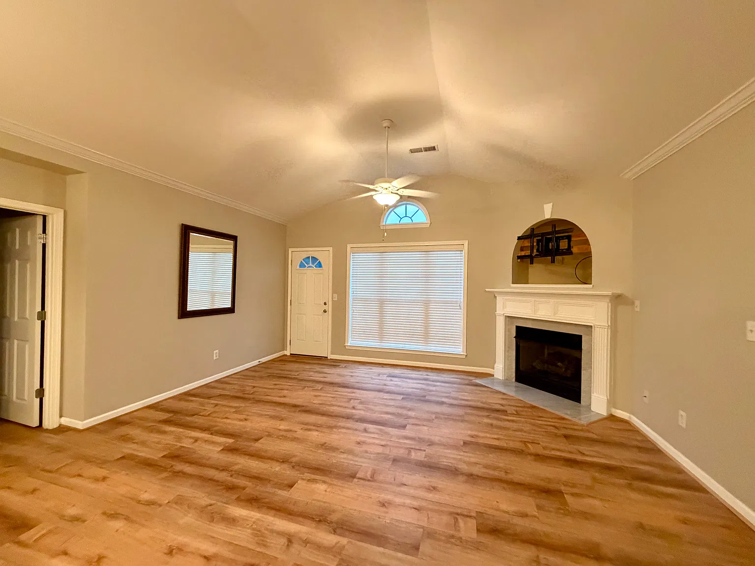 2 bed, 1229 sqft, $1,600 — Photo 4
