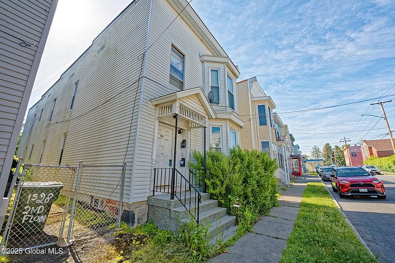 3rd image of 1526 6th Avenue