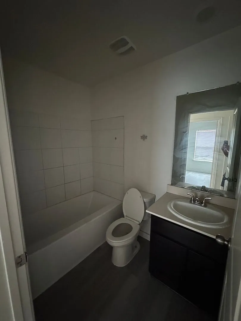 3 Bedroom Living Near Downtown — Photo 4