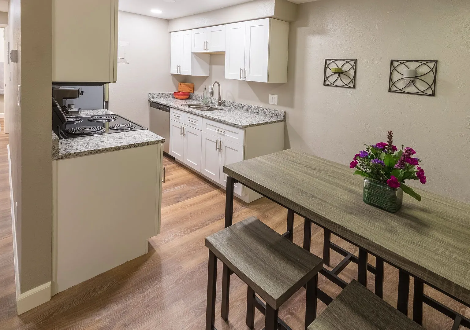 La Fonda Apartments — Photo 4