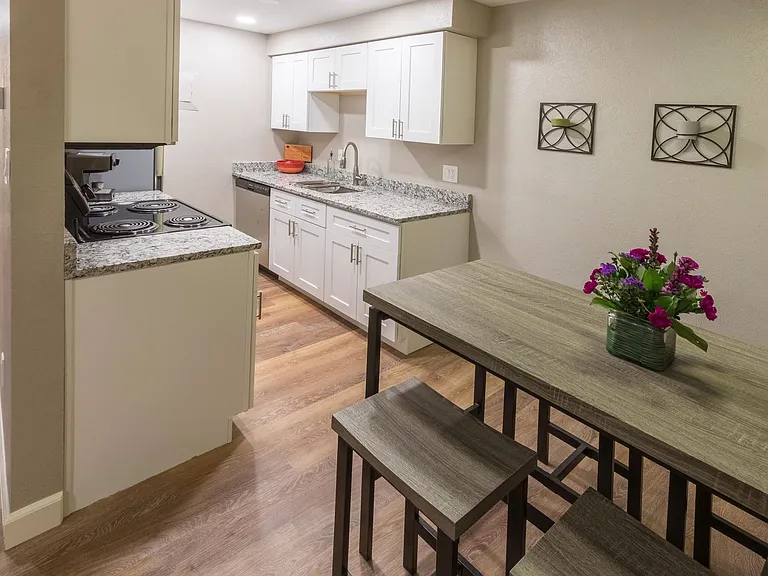 La Fonda Apartments — Photo 27