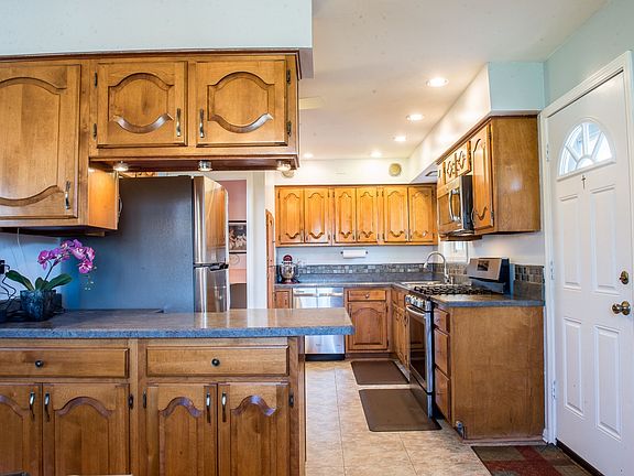 5th image of 209 N Stevenson Ln