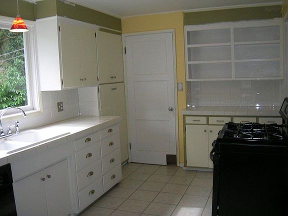 Bright kitchen with good storage. Kitchen appliances stay.