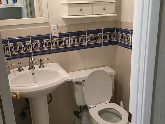 5th image of 532 Tyrella Ave APT 15