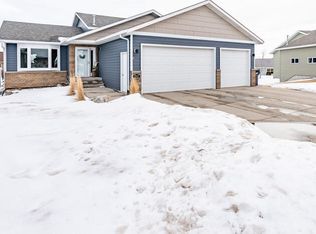 3707 Pebbleview Cir, Bismarck, ND 58503