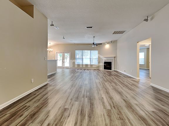5th image of 947 Silver Spring Ct
