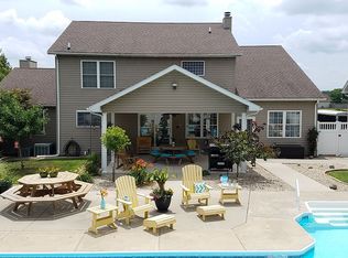 230 Lakewood Dr, Hillsboro, IL 62049