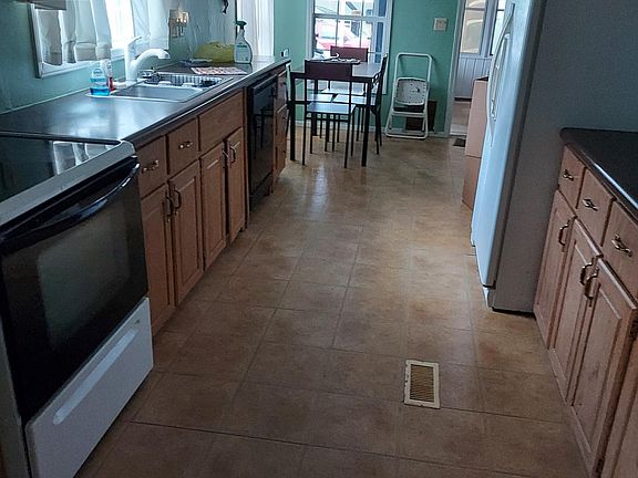 3rd image of 1393 Suncrest St