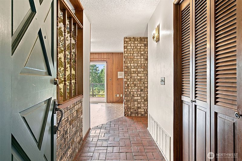 4th image of 353 SE Crestview Drive
