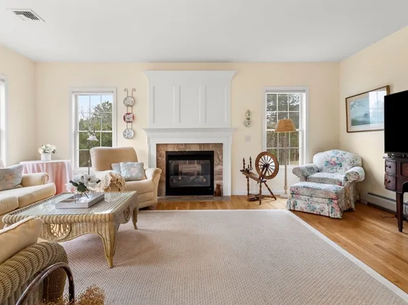 3 Pioneer Trl, Plymouth, MA 02360