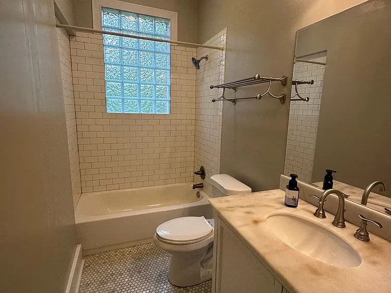 2121 Winona Ave #335 — Photo 8