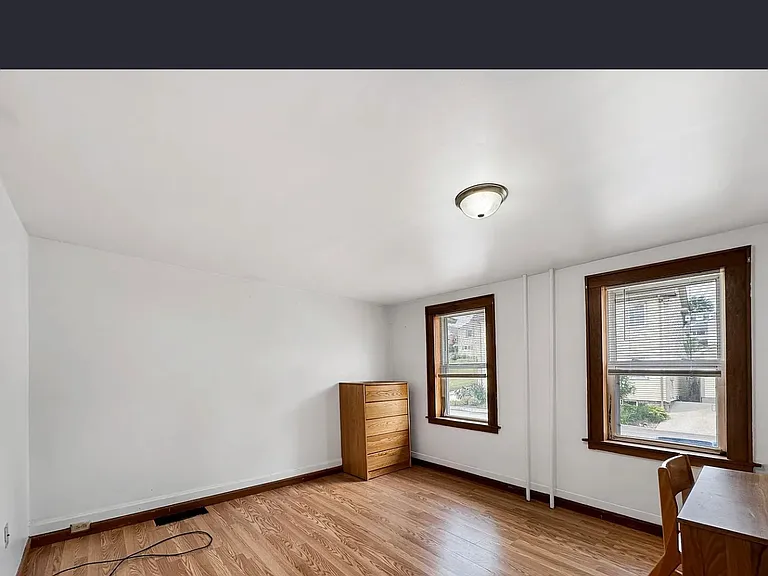402 E Crawford St — Photo 2