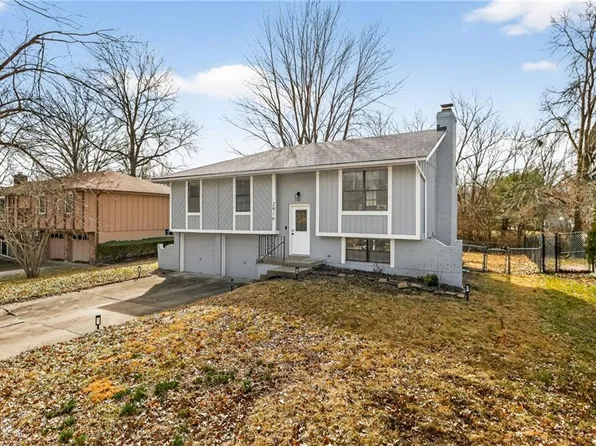 2916 Sweet Briar Dr, Independence, MO 64057