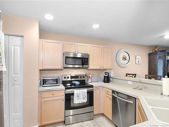 3rd image of 3010 SE Lexington Lakes Dr