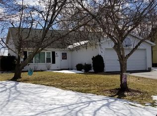 5751 Clover Meadow Ln, Farmington, NY 14425