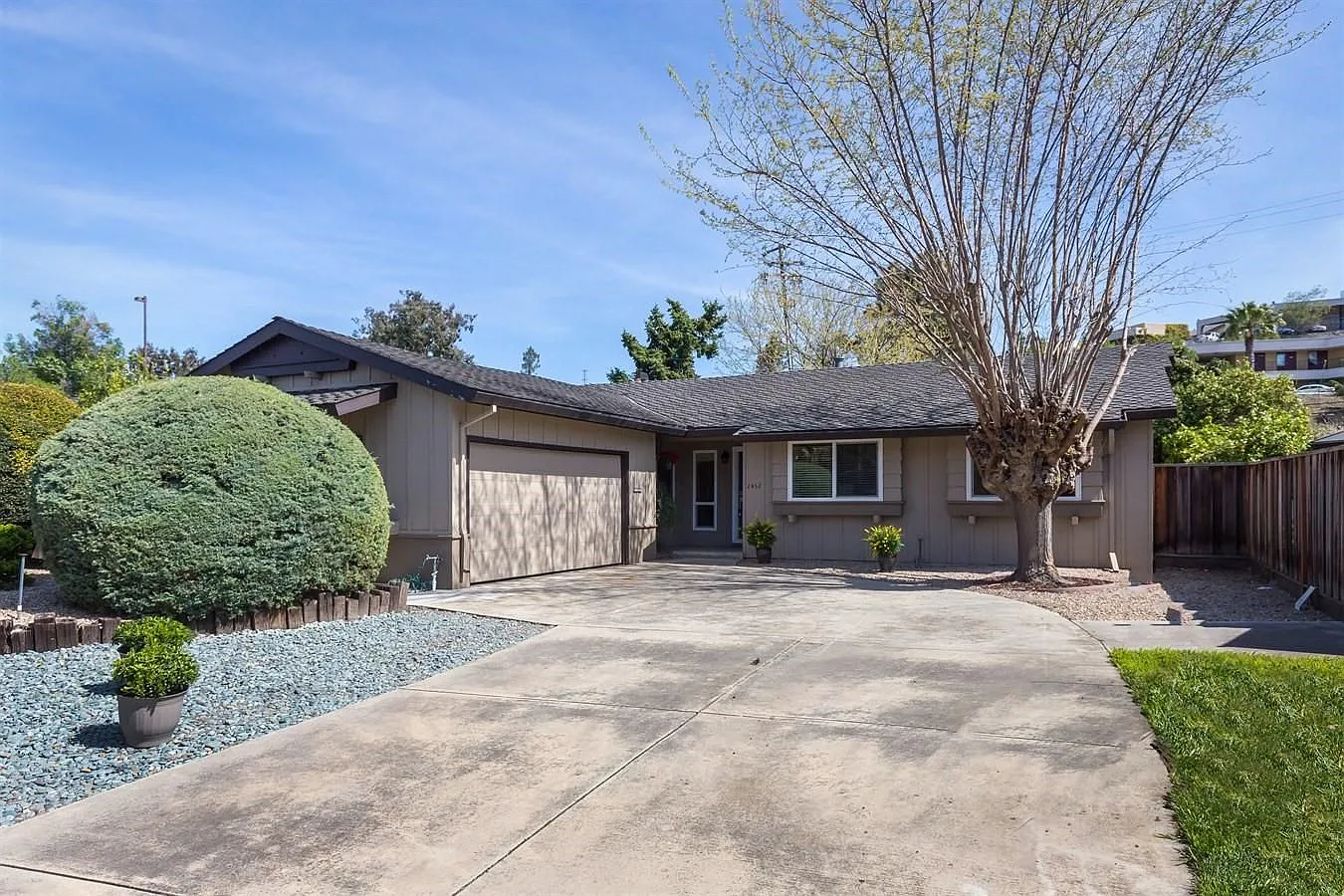 2452 Nightingale Dr photo 1