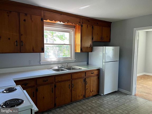 4th image of 1020 Julian Dr