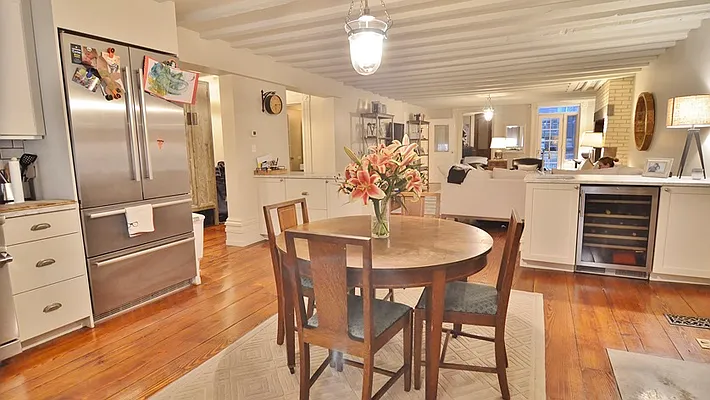 Rented by Park Property Advisors | media 6