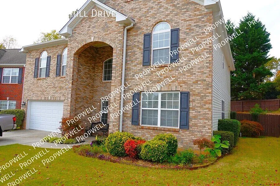 4 bed, 2.5 bath, 2470 sqft, $2,190 — Photo 2