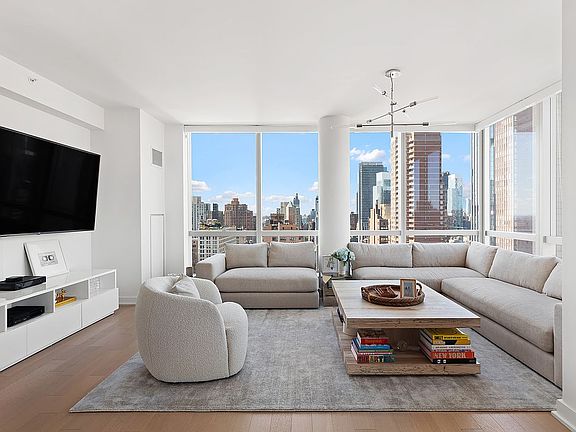 3rd image of 400 Park Ave S APT 31C
