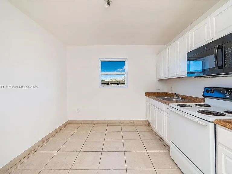 520 SW Krome Ter #1 — Photo 4
