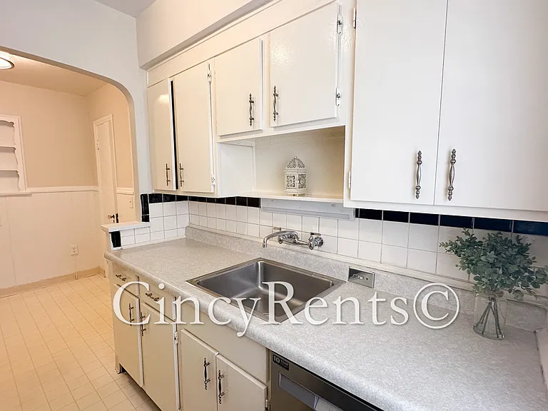 1118 Delta Ave #2 — Photo 6