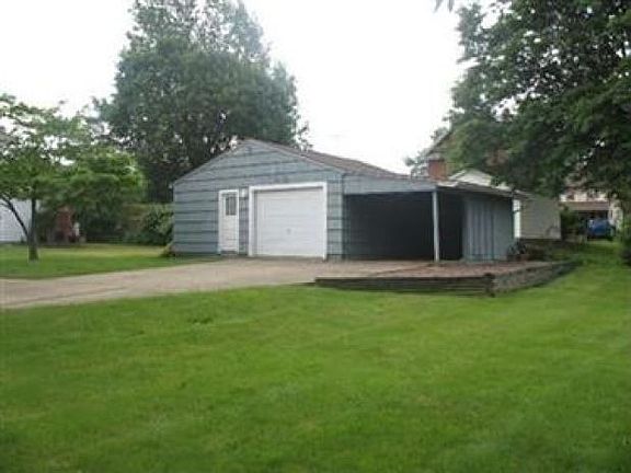 2nd image of 872 Lakewood Blvd