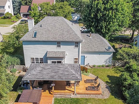 3rd image of 27057 Laurel Ln