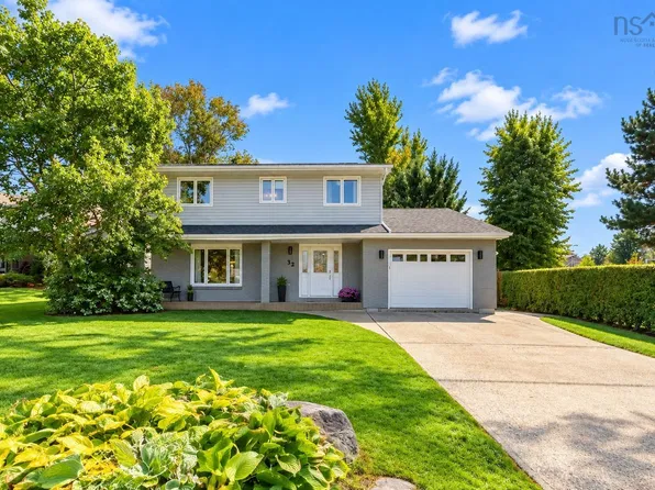32 Bow St, Dartmouth, NS B2Y 4P6