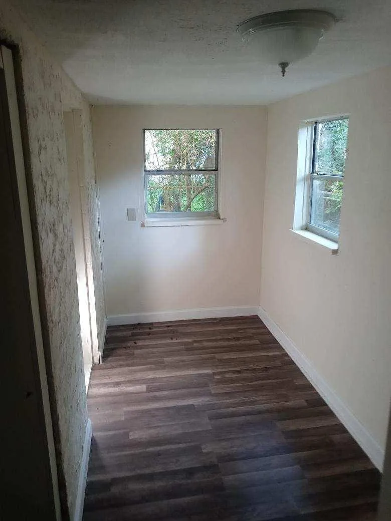 1553 W 22nd St — Photo 2