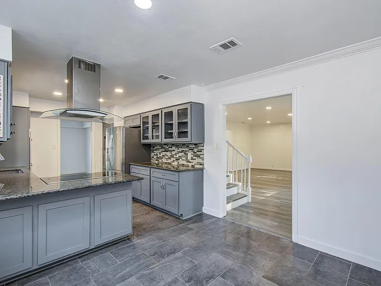 674 Ravensworth Dr — Photo 3
