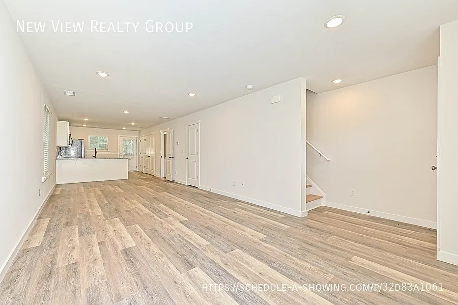 3 bed, 2.5 bath, 1334 sqft, $1,595 — Photo 3