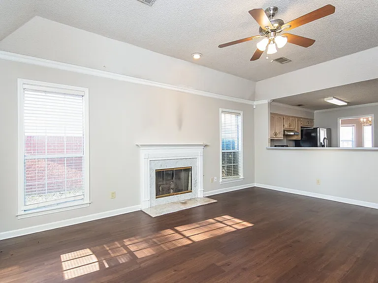 2214 Lake Hill Ct — Photo 2