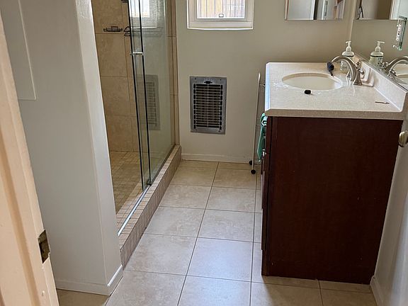 4th image of 15484 Moorpark St APT 1