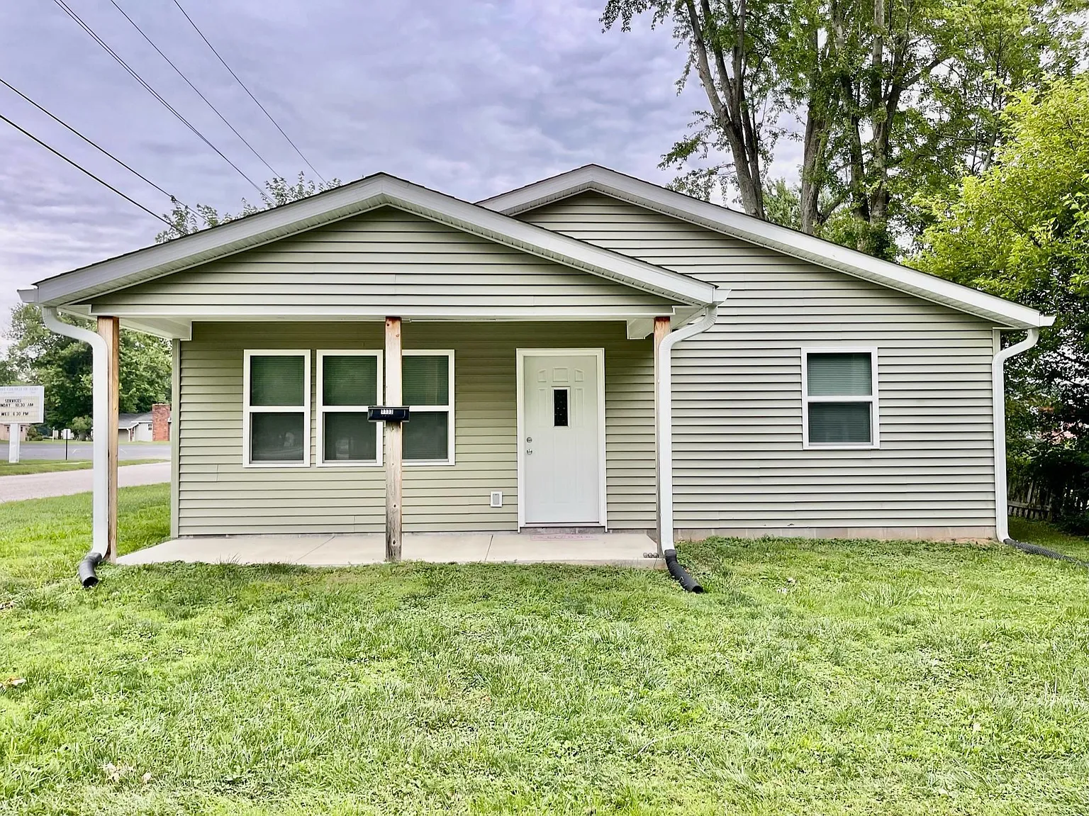 1133 W Oak St photo 1