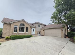 8112 Rutherford Dr, Woodridge, IL 60517